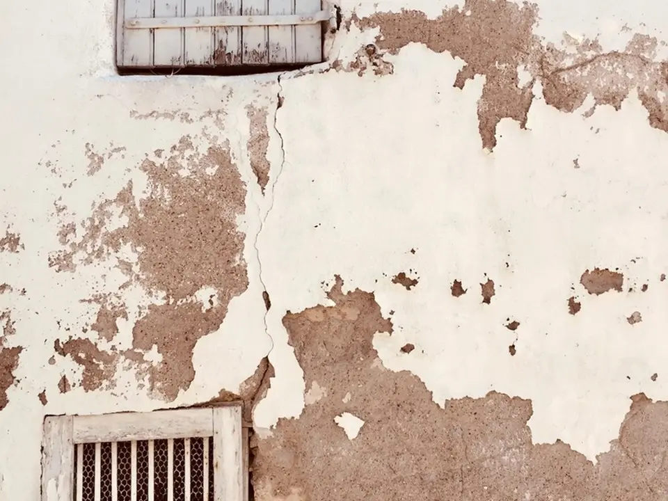 Mur écaillé, enduit abîmé, avant travaux