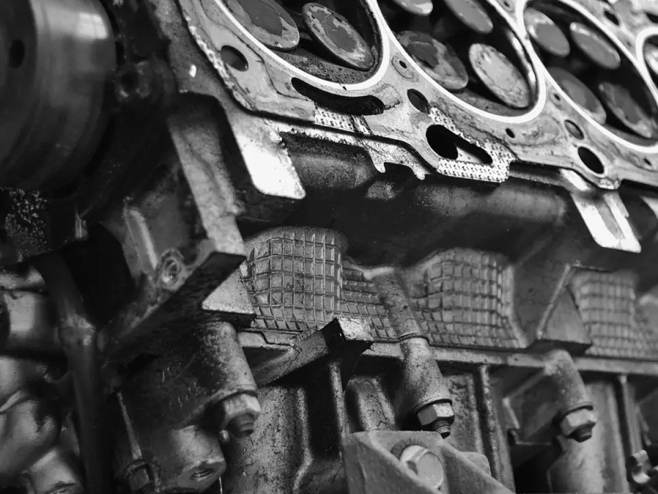 Détail d’un bloc moteur en noir et blanc