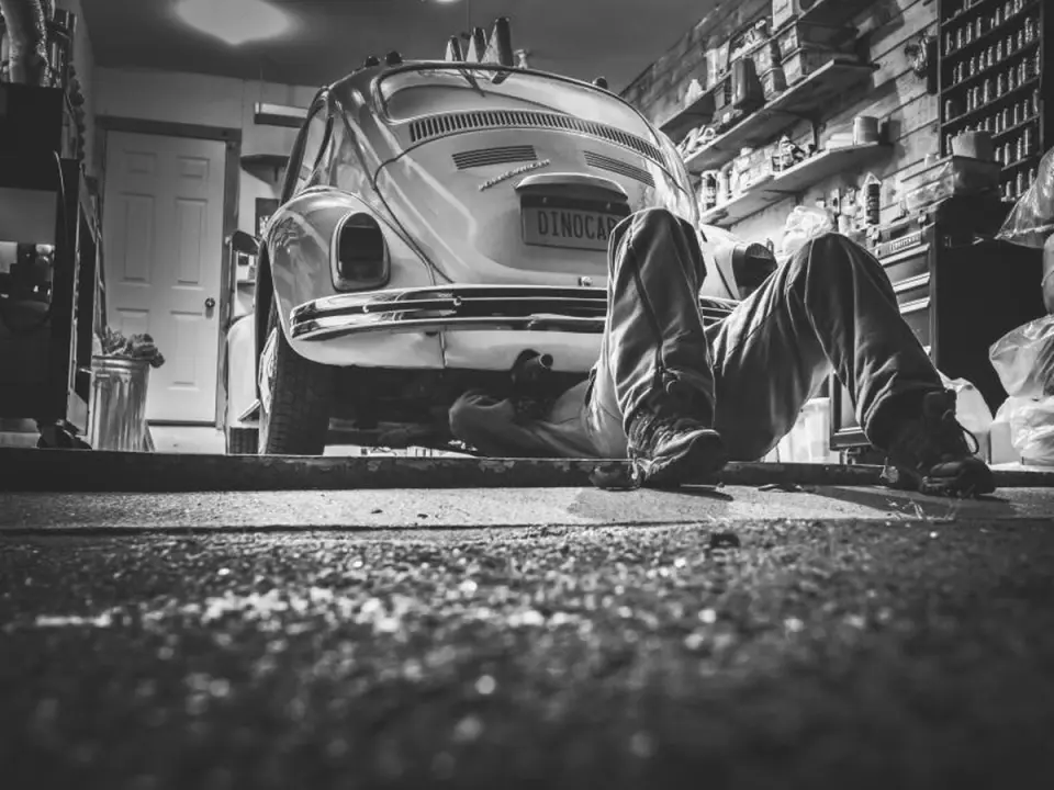 Atelier en noir et blanc, voiture sur le pont