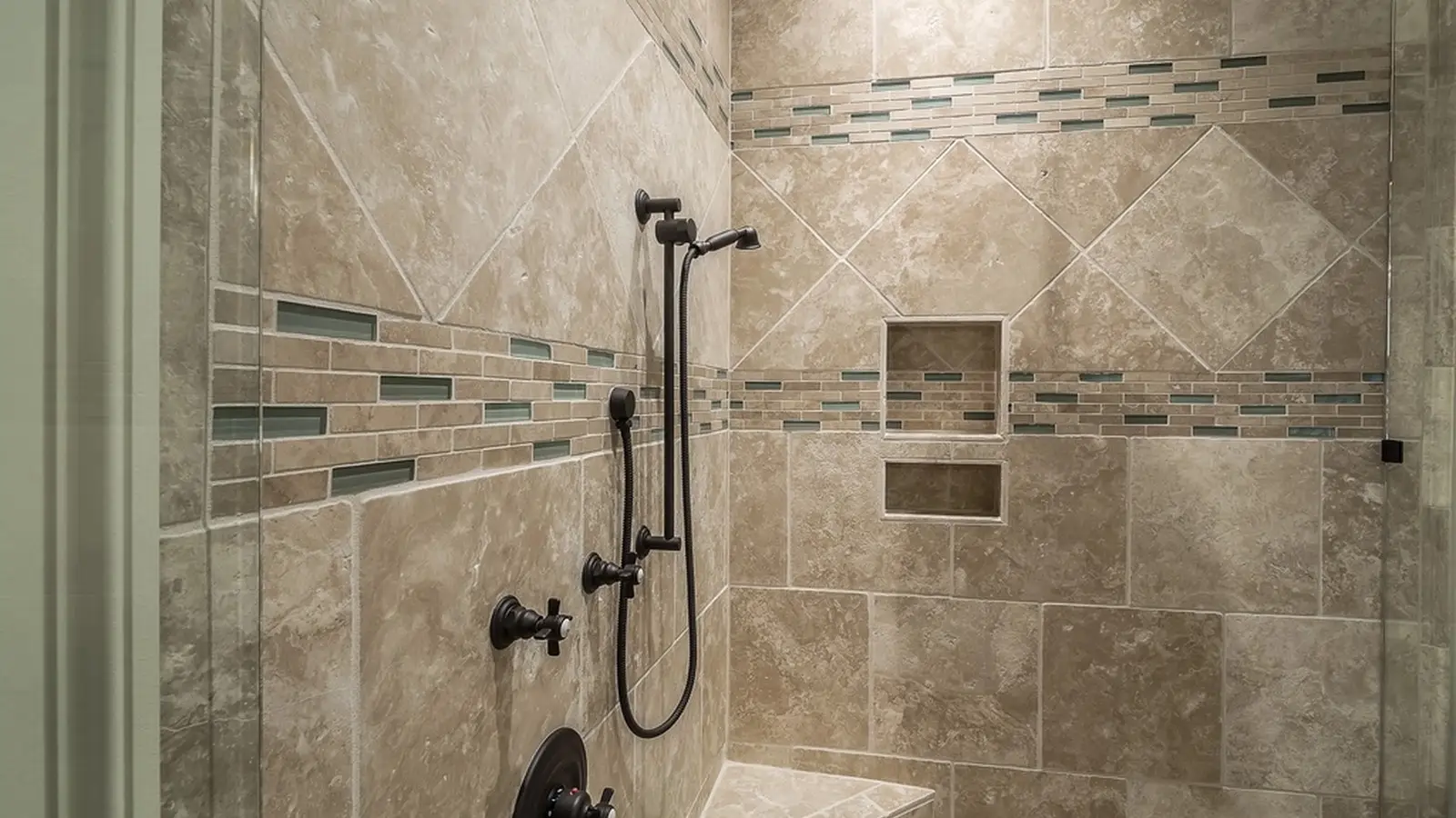 Douche à l’italienne carrelée en grès cérame, pose droite, joints fins