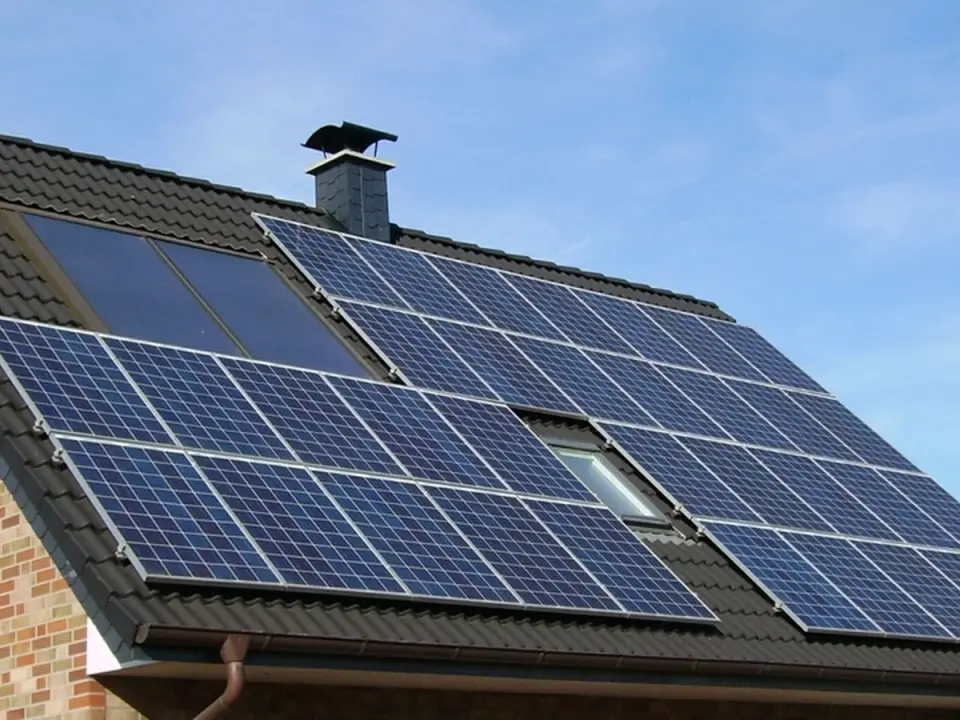 Toit de maison avec panneaux solaires