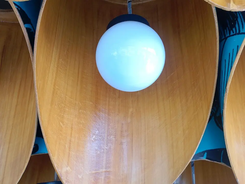 Suspensions lumineuses en bois dans un intérieur