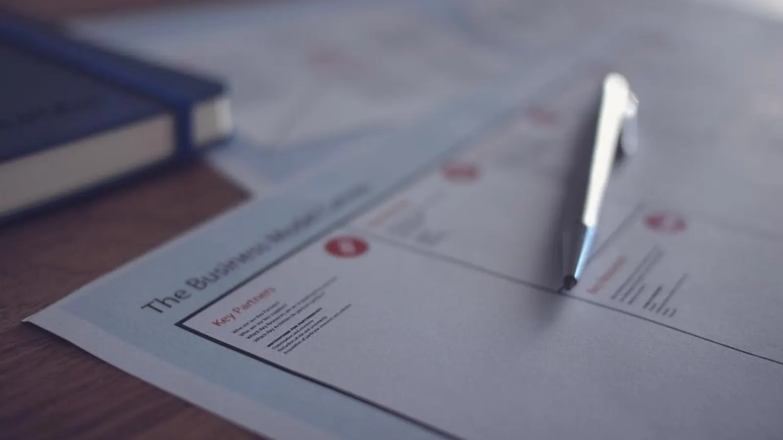 Document comptable et stylo sur un bureau, lumière du jour