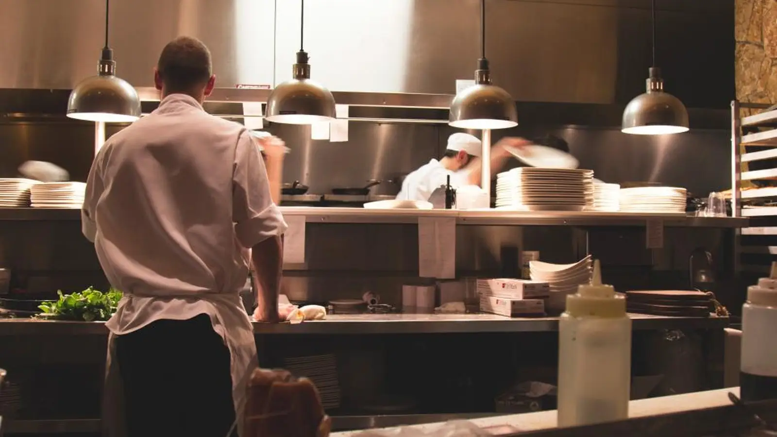 Cuisine de restaurant en plein service, cuisiniers au travail