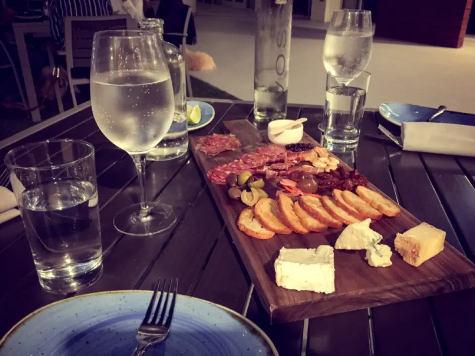 Planche de fromages, charcuterie et verres de vin